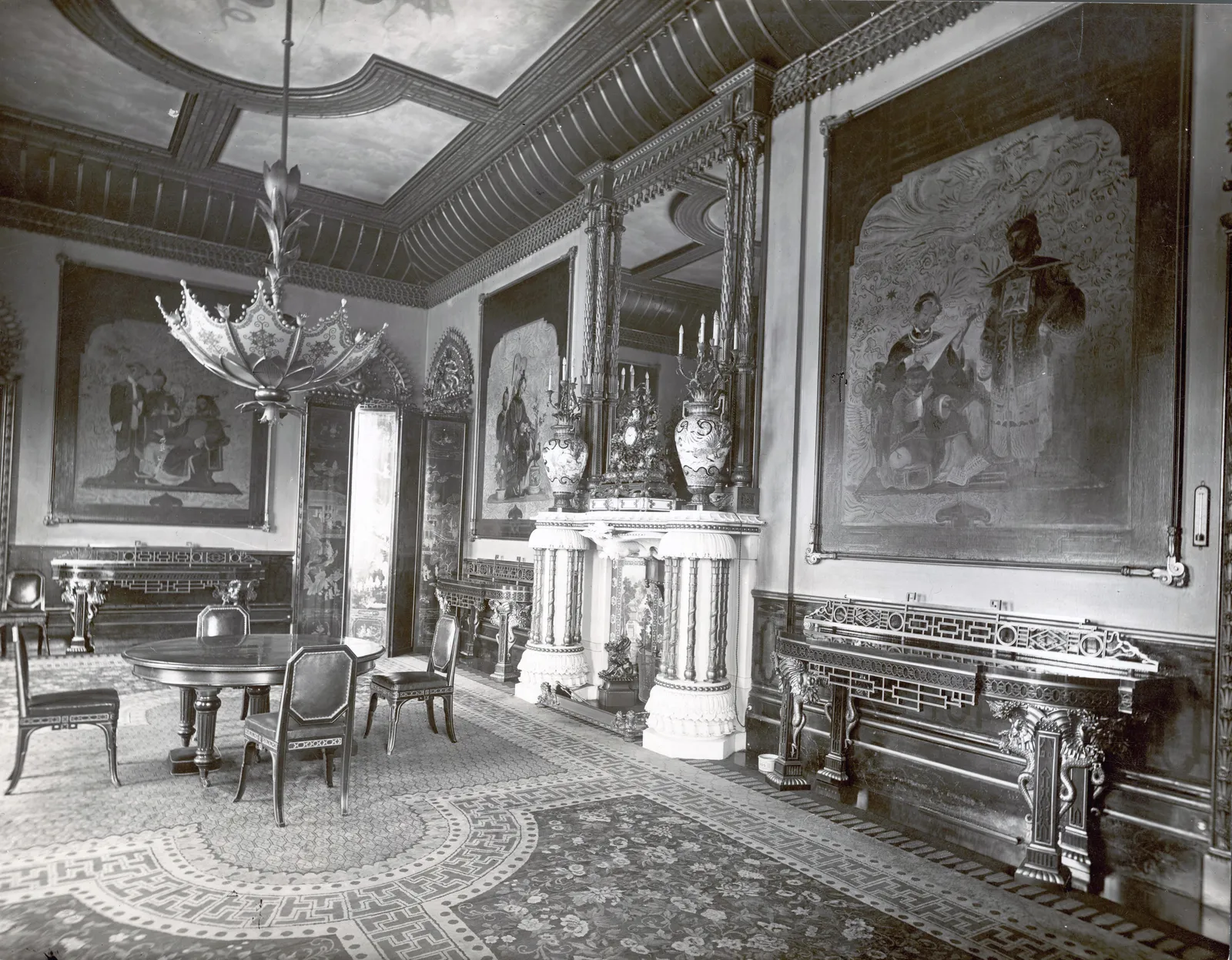 L'image peut contenir : Intérieur Réception Salle de réception Salle Salle d'attente Chaise Meubles Lustre et lampe