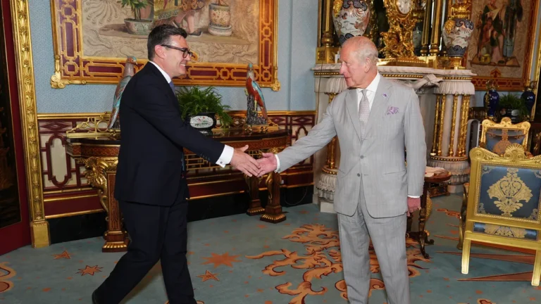 Le roi Charles montre la salle à manger chinoise somptueusement décorée (et rarement vue) du palais de Buckingham
