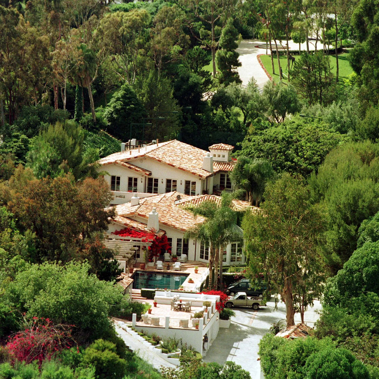 L'image contient peut-être Architecture Bâtiment Maison Habitat Villa Hôtel Resort Plante Végétation et extérieur