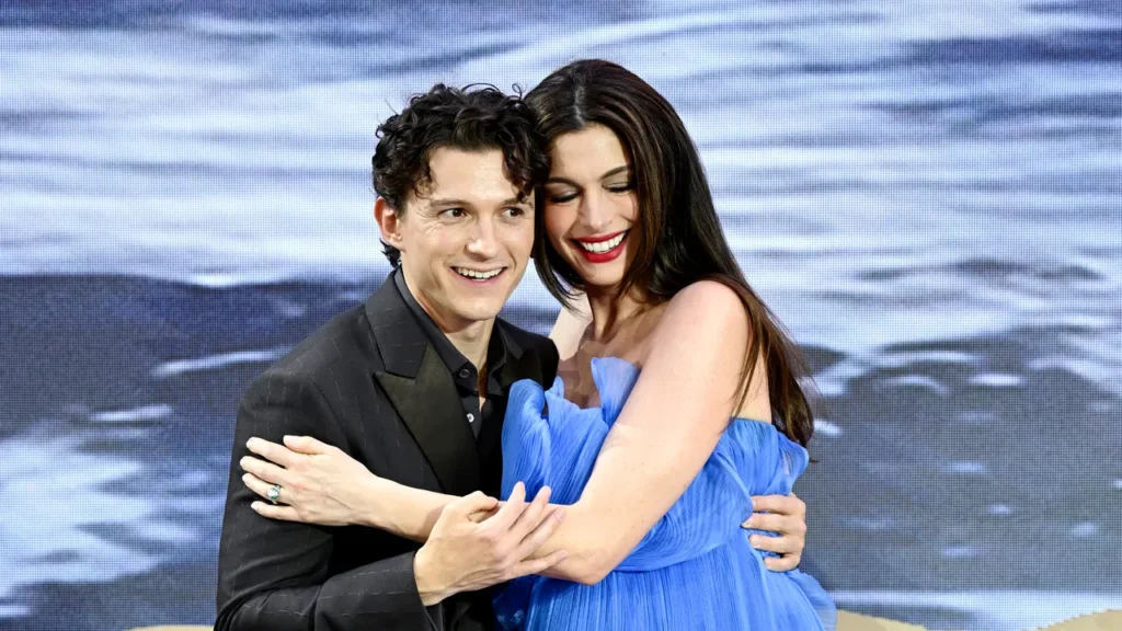 Anne Hathaway espère que ses enfants grandiront pour ressembler à Tom Holland
