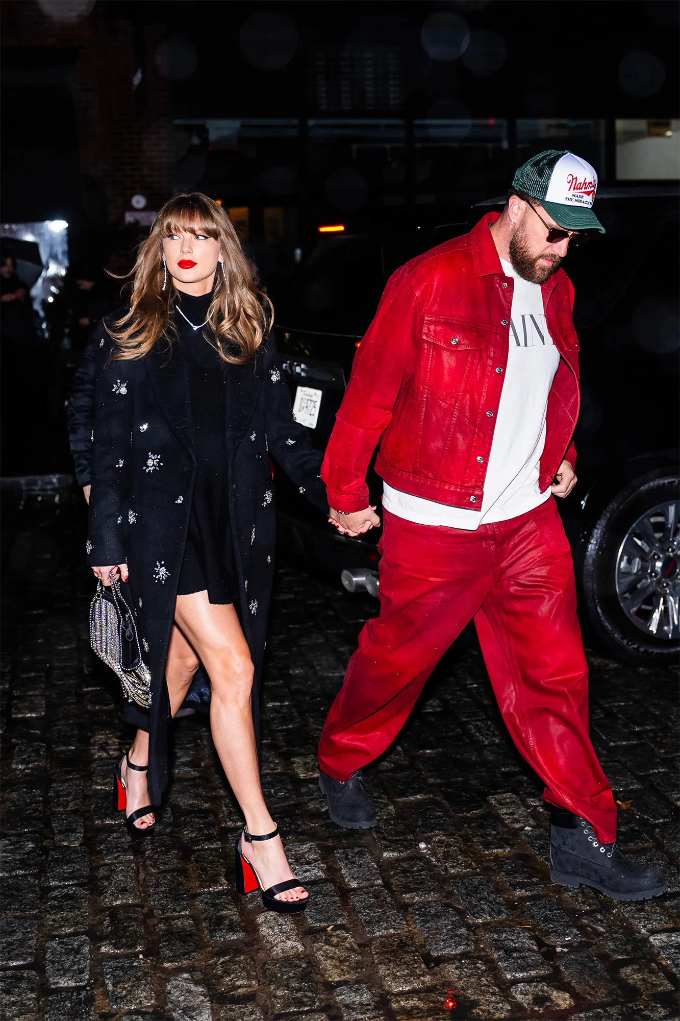 L'image peut contenir Travis Kelce Taylor Swift Personne adulte Vêtements Manteau Veste Partie du corps Main et main dans la main