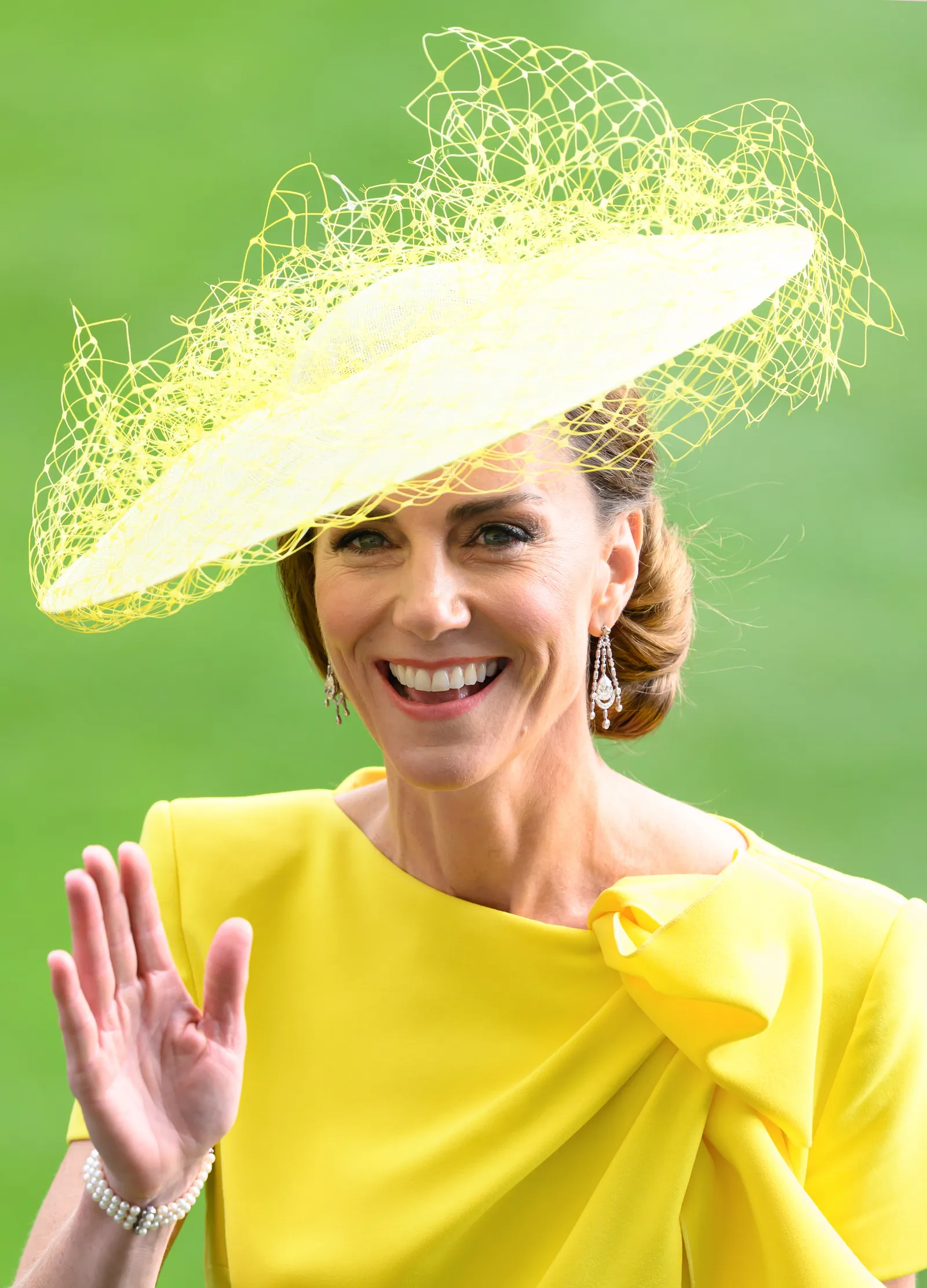 L'image peut contenir une personne, un visage, une tête, des vêtements et un chapeau pour adulte Happy Smile.
