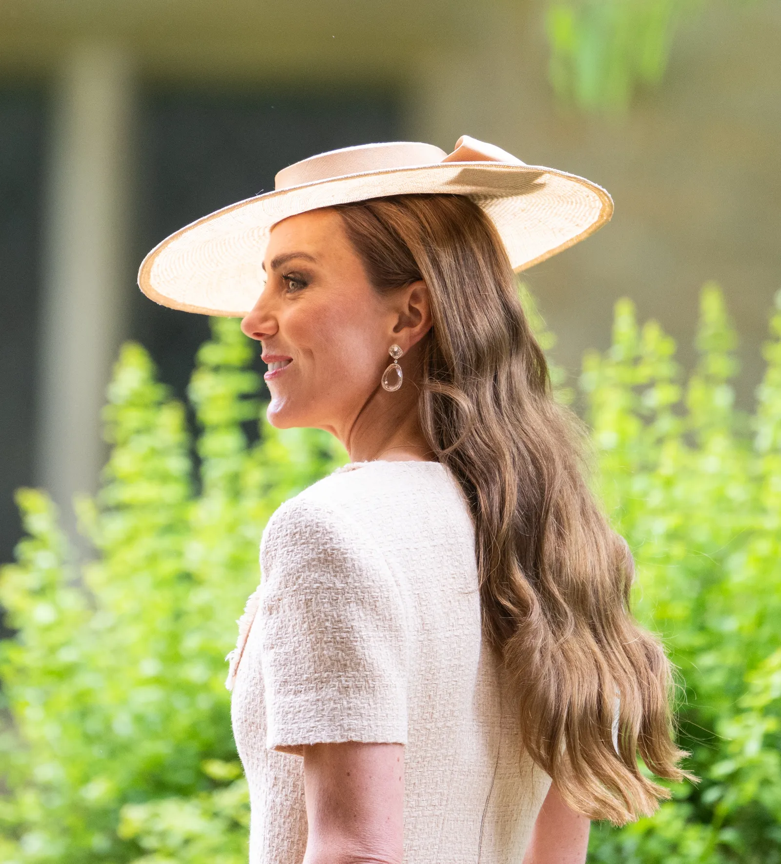 L'image peut contenir des vêtements Chapeau Personne adulte Cheveux blonds Visage Tête heureuse Sourire et chapeau de soleil