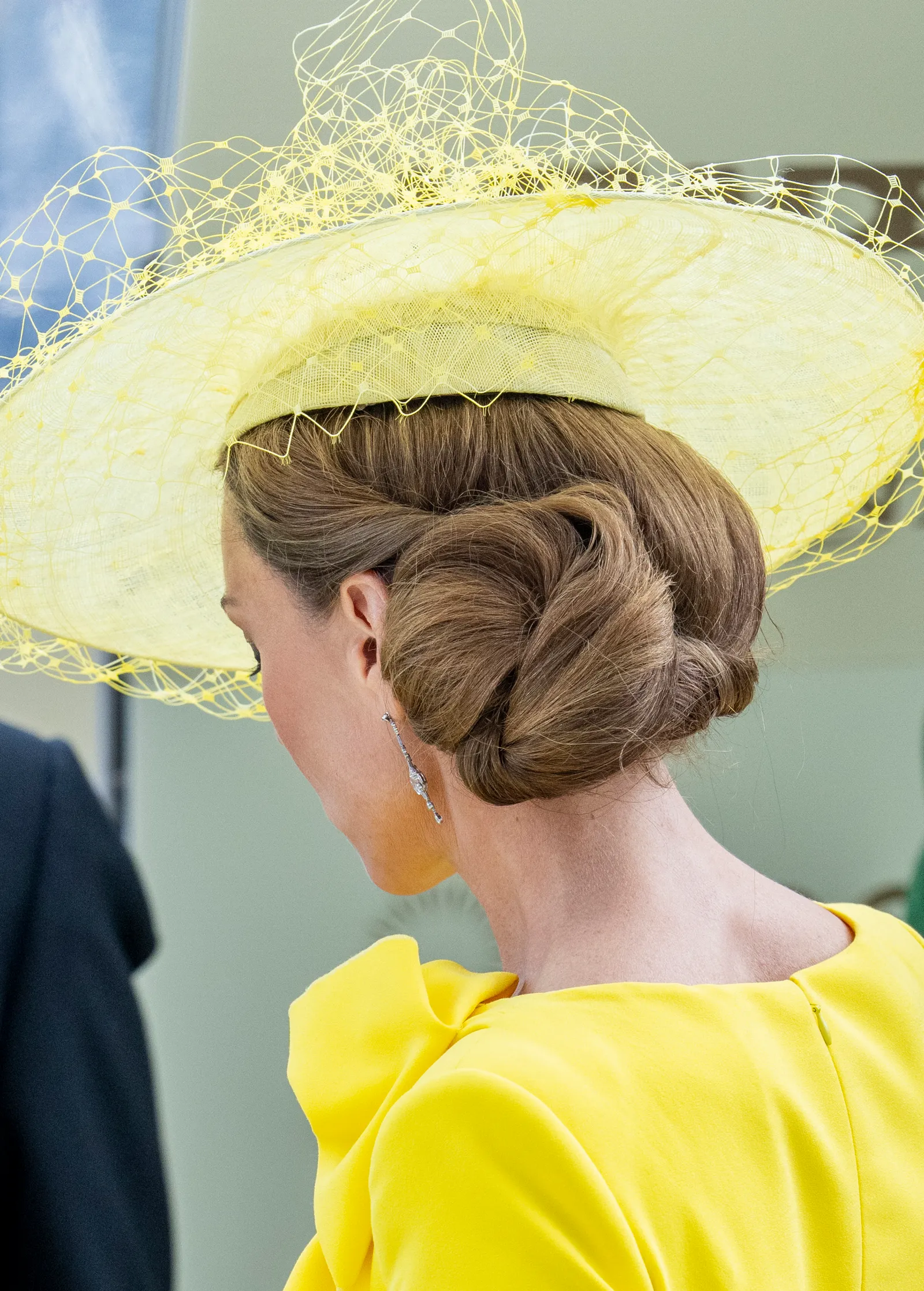 L'image peut contenir des vêtements et des vêtements de cérémonie pour une personne adulte.