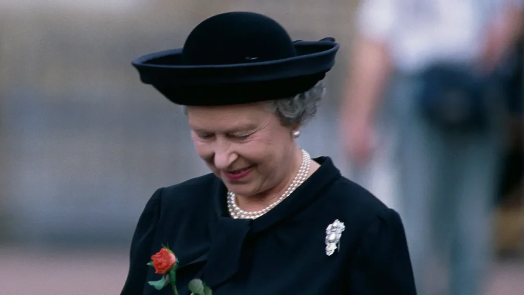 L'incident tragique qui a incité la reine Elizabeth à réviser le code vestimentaire royal pour les voyages
