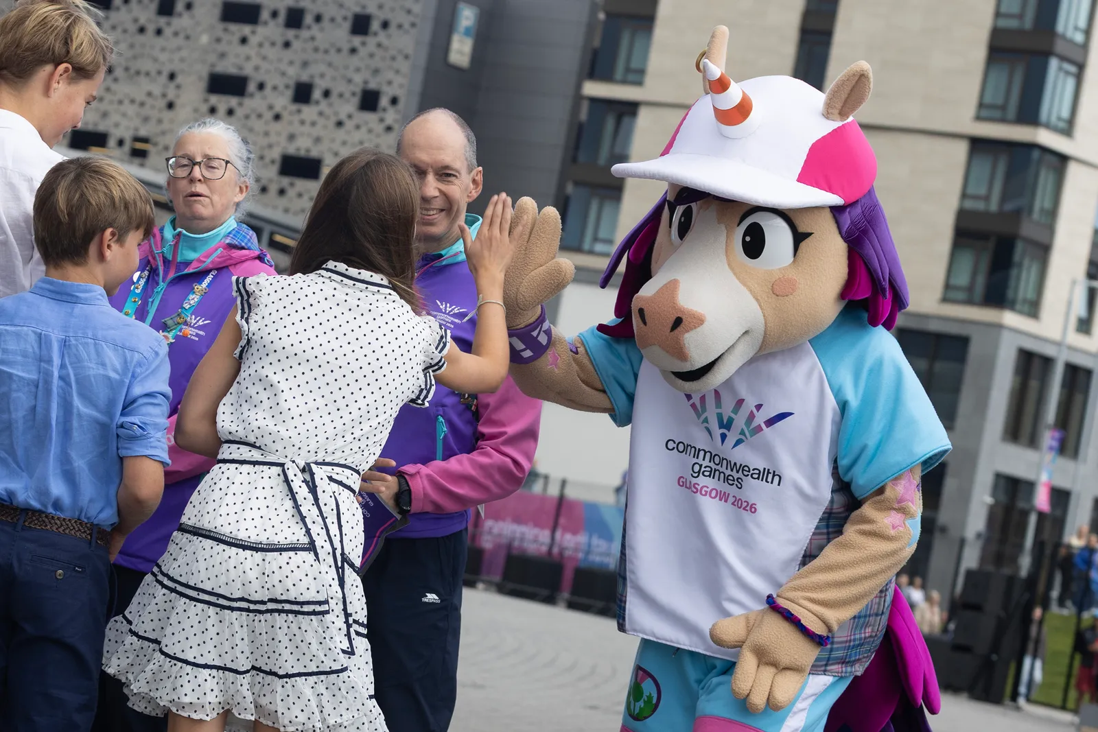 L'image peut contenir des vêtements Gant Personne adulte Partie du corps Doigt Main Mascotte Visage Tête Photographie et portrait