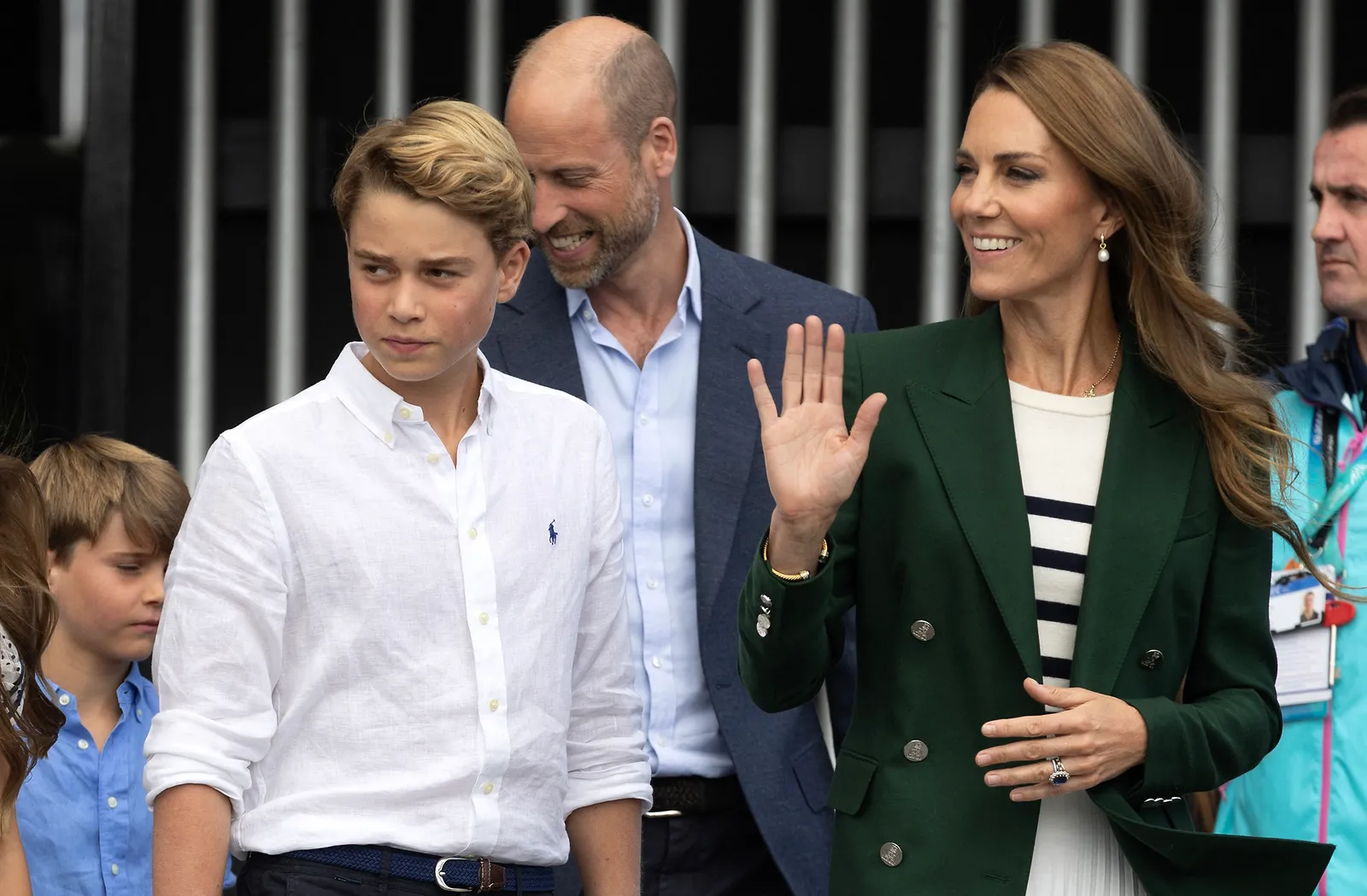 L'image peut contenir le prince George de Cambridge, le prince William, le duc de Cambridge, un blazer, un manteau, une veste et une chemise.