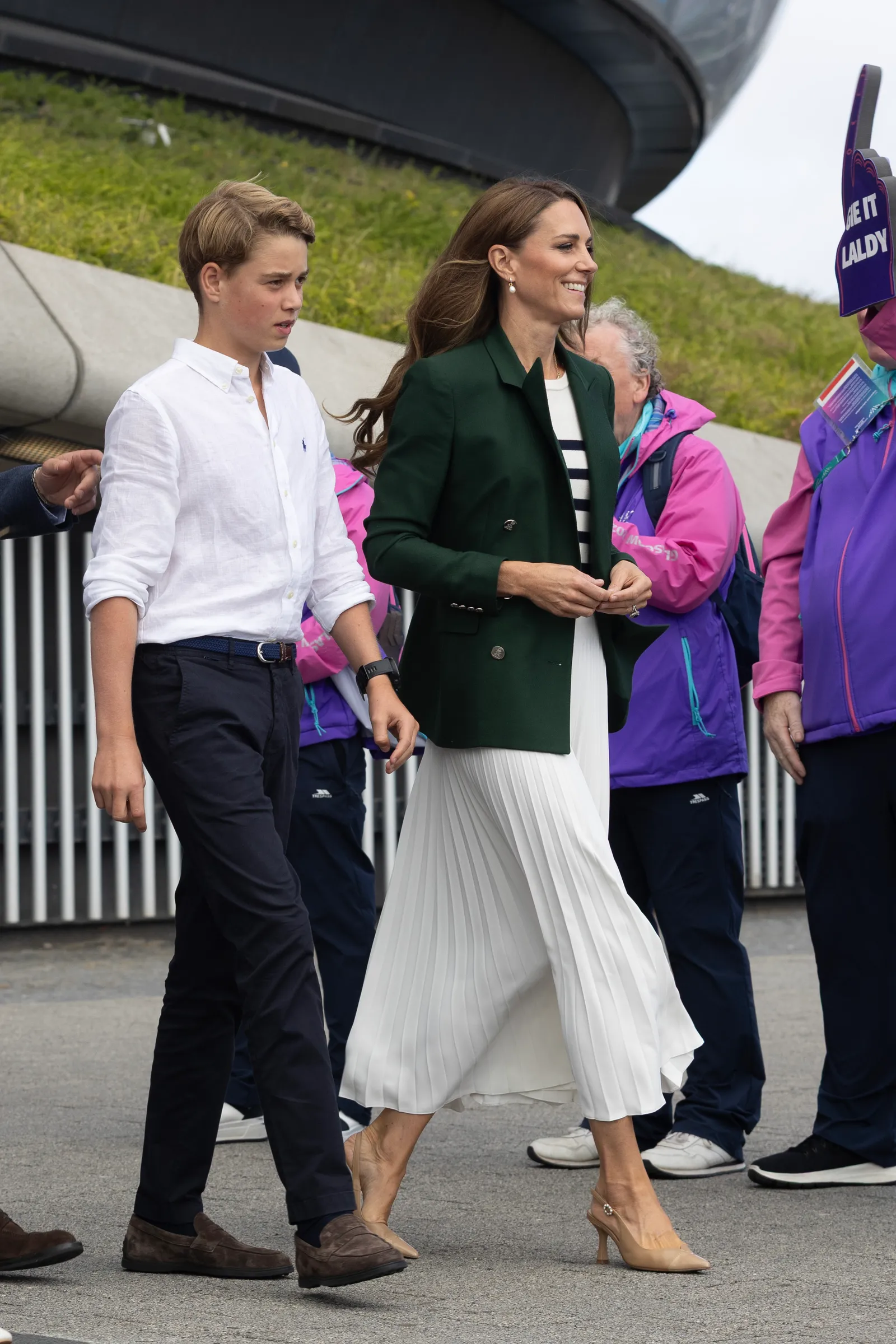 L'image contient peut-être Prince George de Cambridge Personne adulte Marchant Vêtements de cérémonie Costume Blazer Manteau et veste