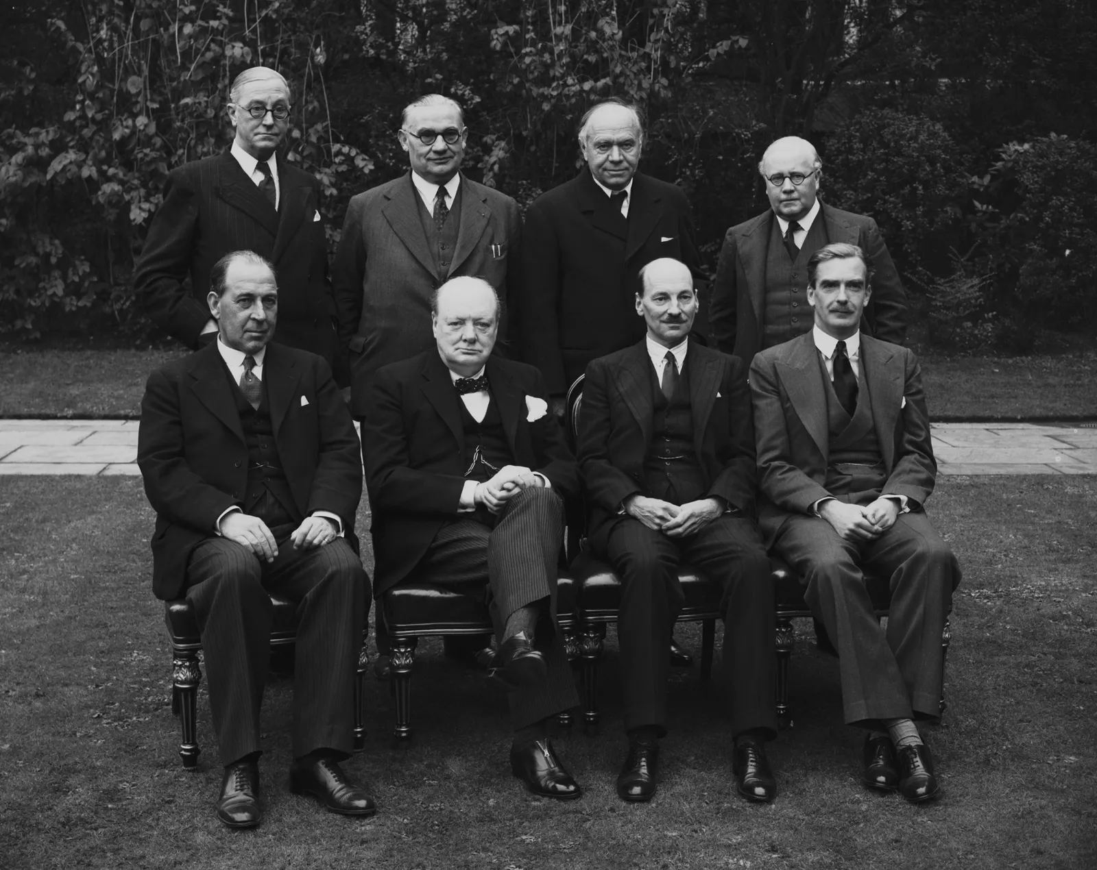 L'image contient peut-être Winston Churchill Ernest Bevin Clement Attlee Anthony Eden Vêtements Manteau Personnes Personne et veste