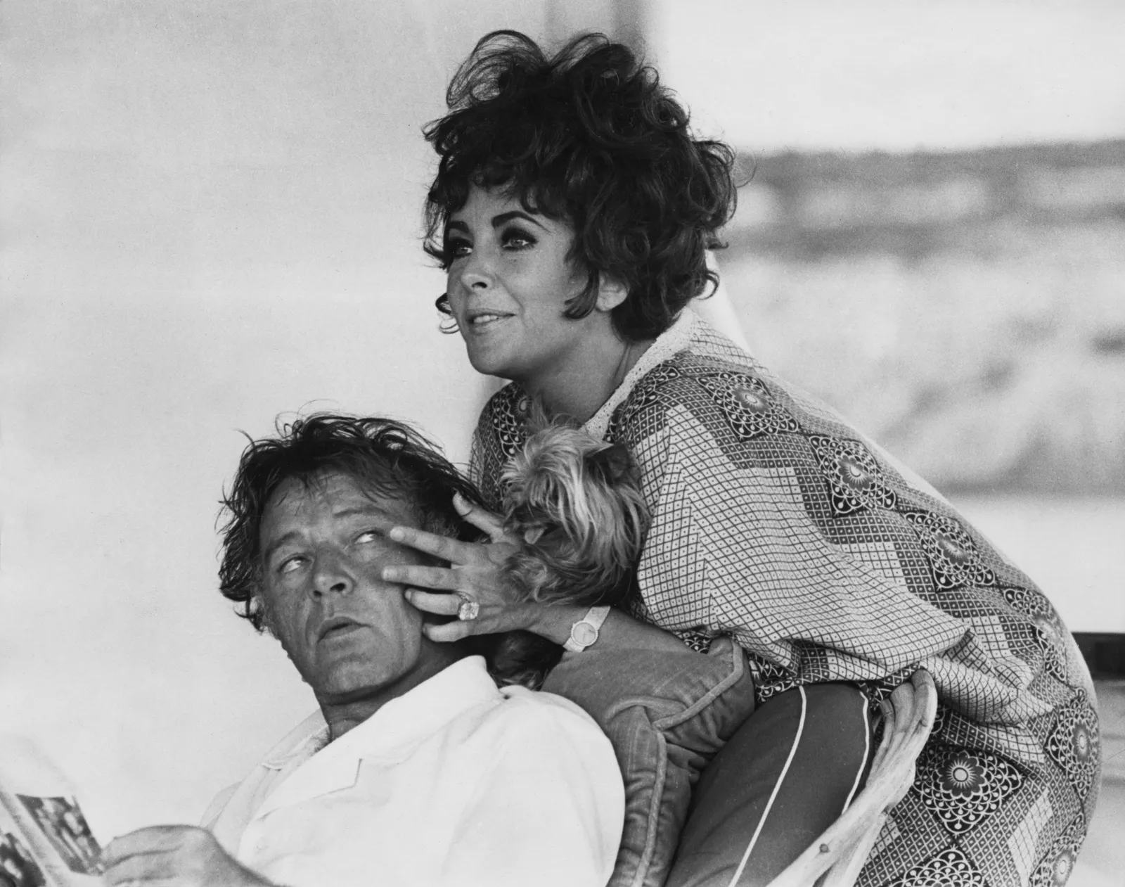 L'image peut contenir Richard Burton Elizabeth Taylor Visage Tête Personne Photographie Portrait et Adulte