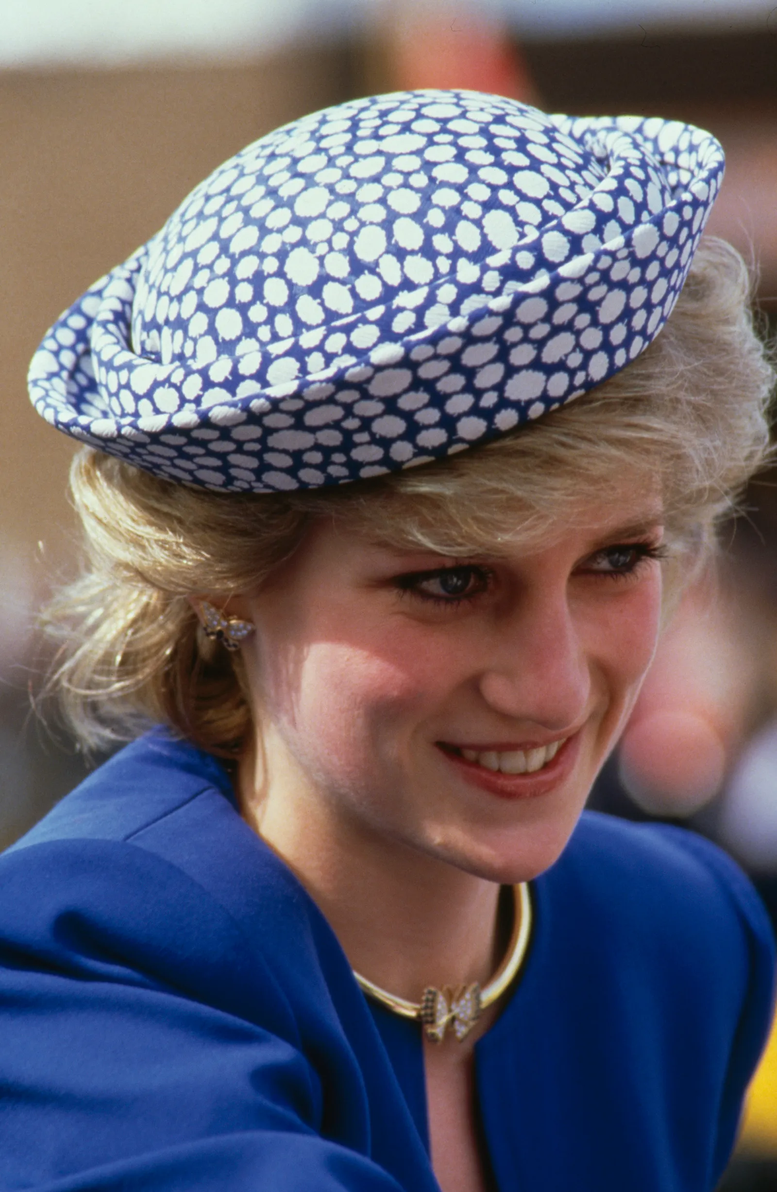 L'image peut contenir Diana, princesse de Galles, personne, vêtements pour adultes, chapeau, tête et visage.