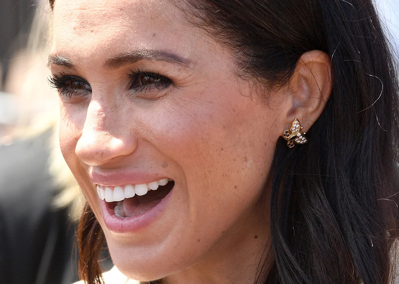L'image peut contenir Meghan, duchesse de Sussex, accessoires, boucles d'oreilles, bijoux, tête, visage, peau et adulte.