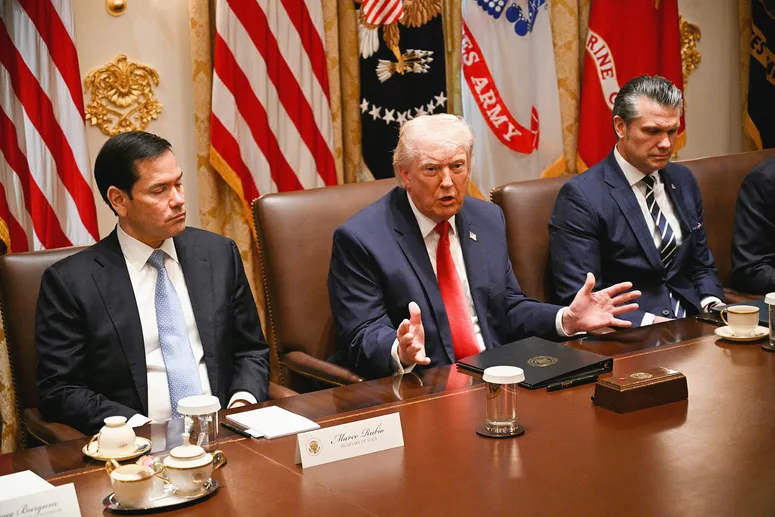 L’image contient peut-être : Donald Trump, Personnes, La personne, Adulte, Vêtements, Vêtements de cérémonie, Costume, Accessoires, Cravate, Visage et Tête