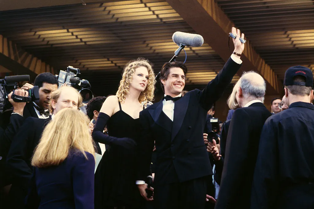 L'image peut contenir Tom Cruise Nicole Kidman Appareil électrique Microphone Blazer Vêtements Manteau Veste et personnes