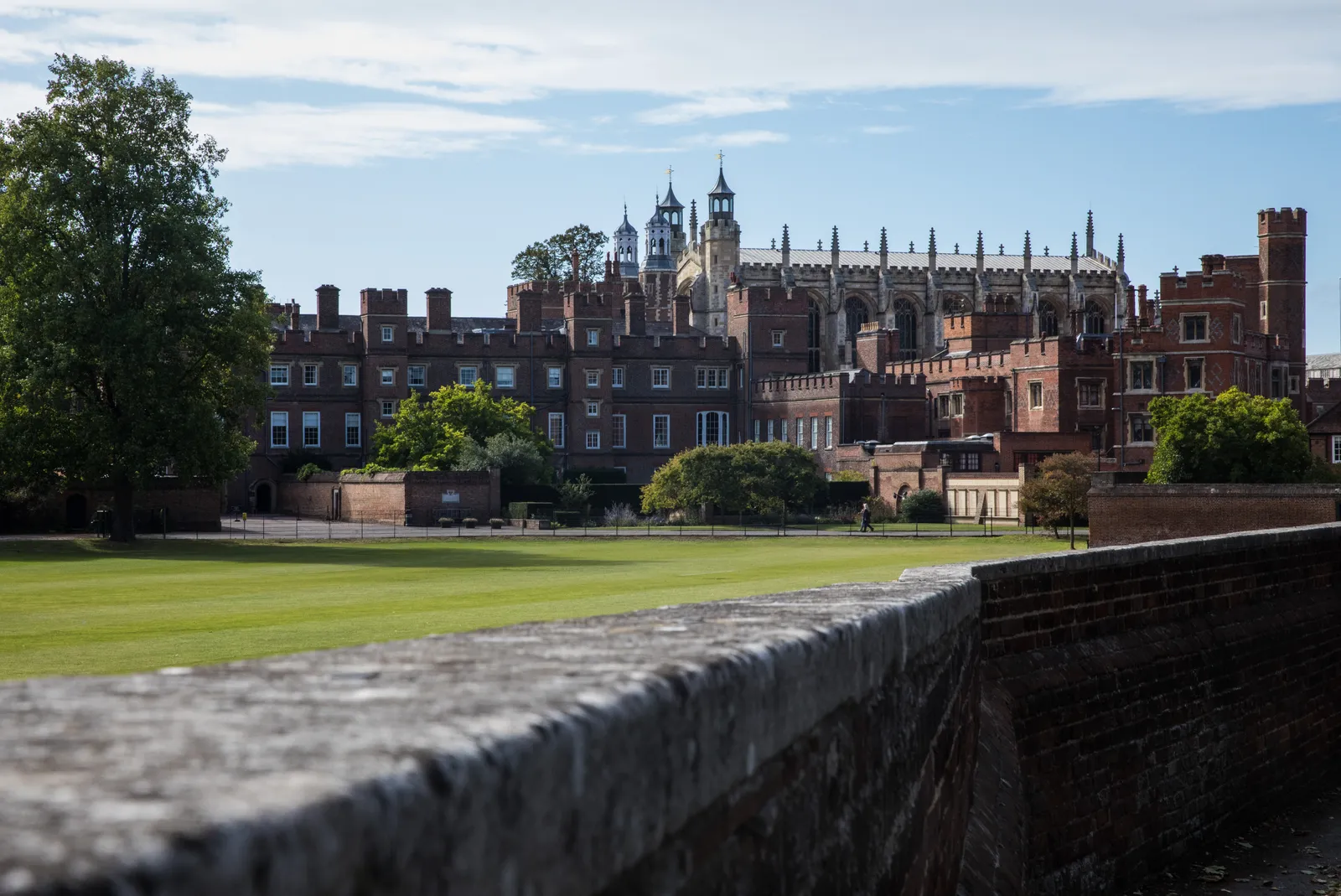 L'image peut contenir une architecture, un bâtiment, une personne, un château et un logement