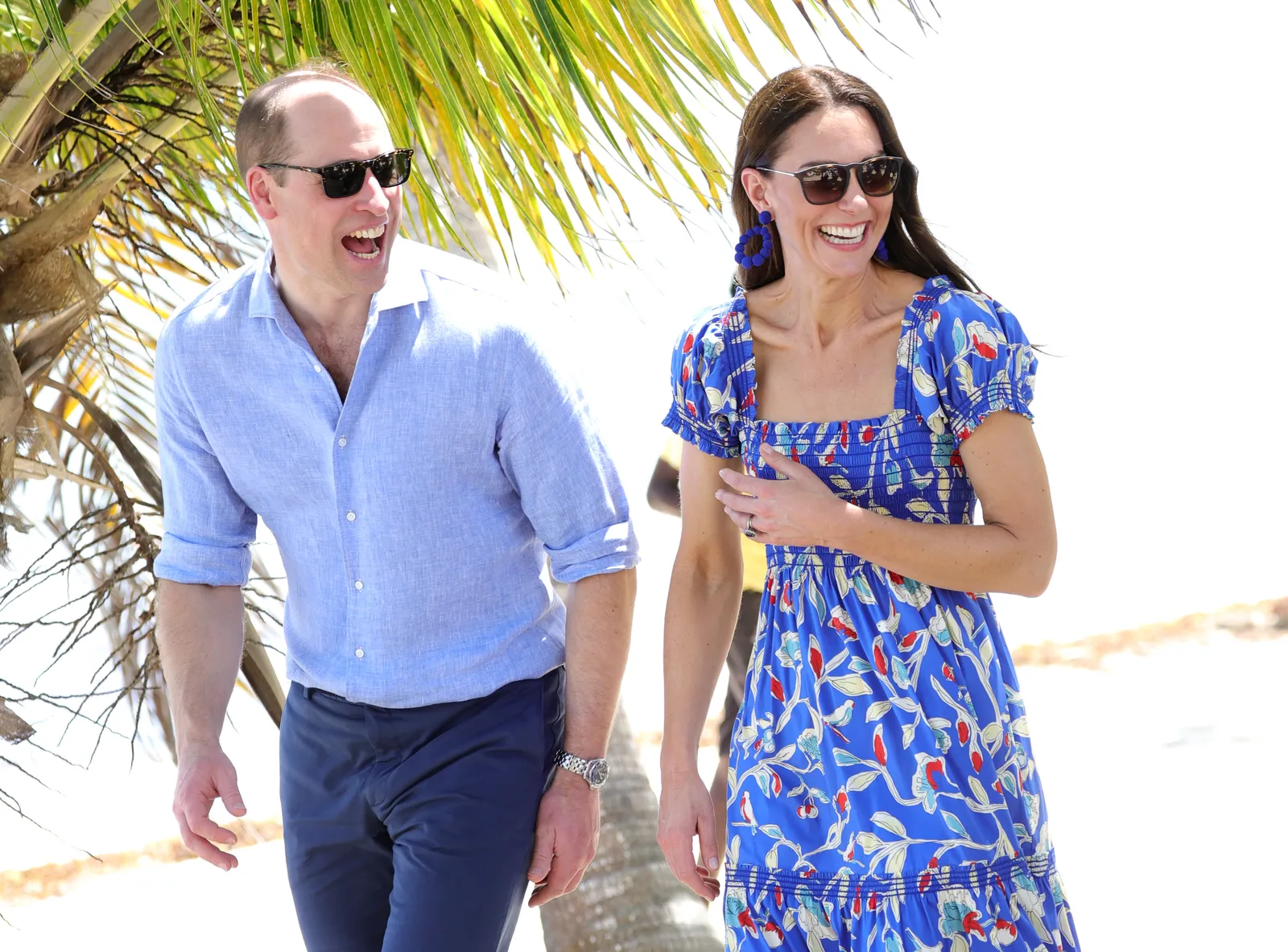 L'image peut contenir le prince William, duc de Cambridge, chemisier, vêtements de plage, accessoires et lunettes de soleil pour personnes adultes.