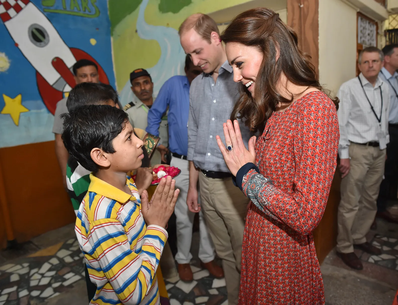 L'image contient peut-être le prince William, duc de Cambridge, personne adulte, visage, tête, personnes et enfants surpris
