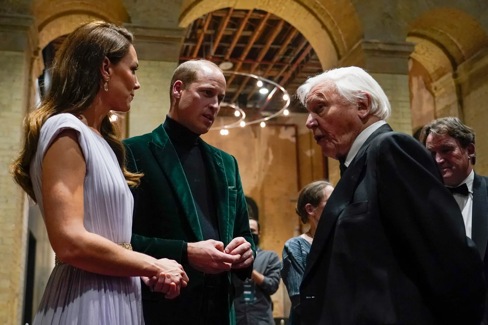 L'image peut contenir David Attenborough, le prince William, duc de Cambridge, une personne adulte et un bébé.