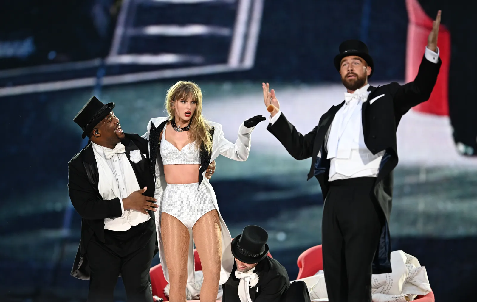 L'image peut contenir Taylor Swift Travis Kelce Vêtements pour adultes Gant Patinage sur glace et danse sur patinage sur glace