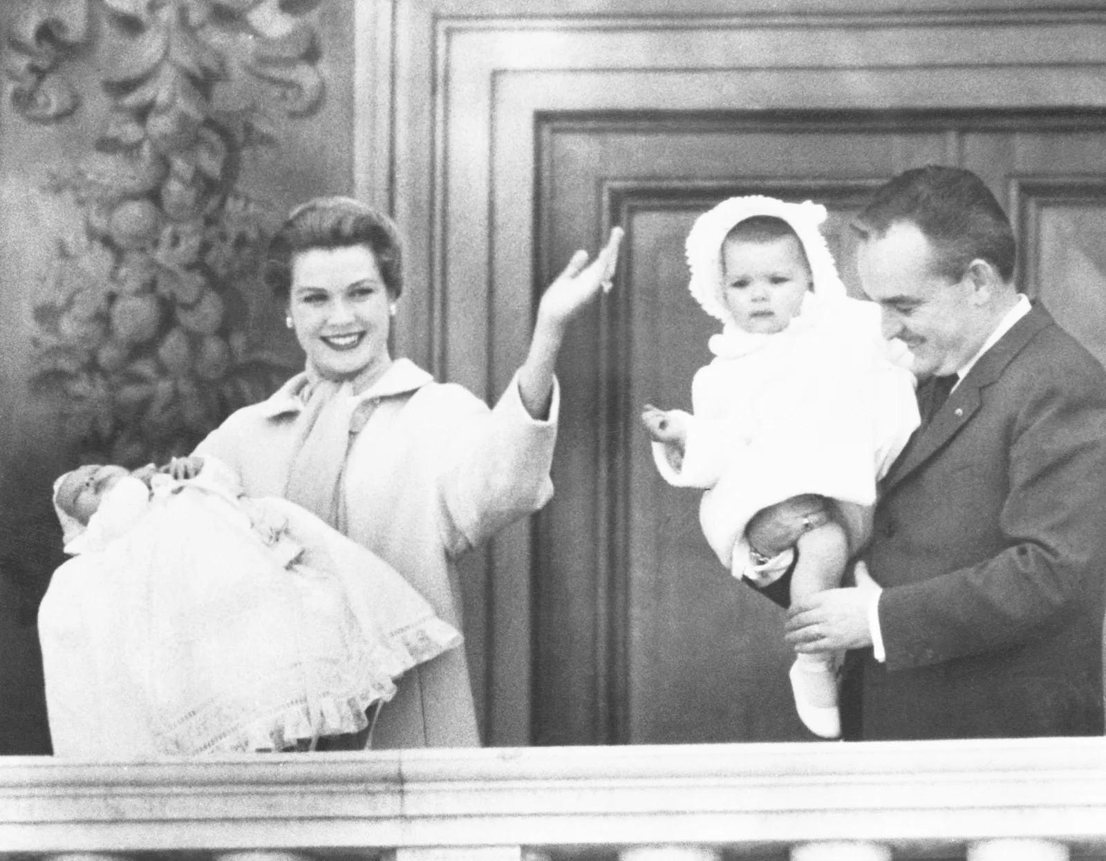 L'image peut contenir Grace Kelly Vêtements Chapeau Visage Tête Personne Photographie Portrait Bonnet Bébé et manteau