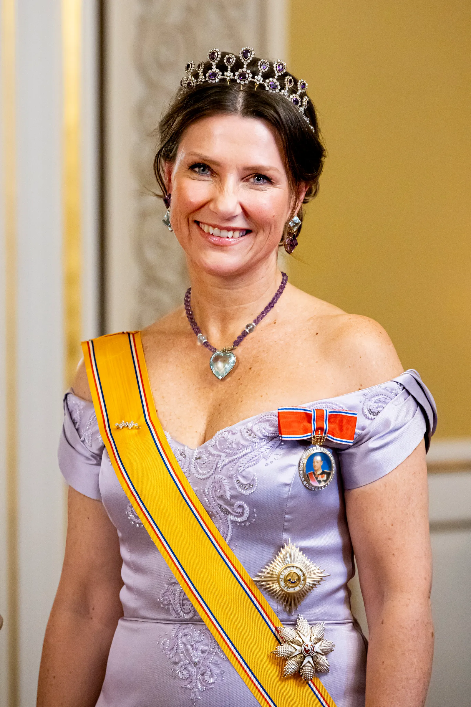 L'image peut contenir la princesse Märtha Louise de Norvège. Accessoires pour personne, bijoux, collier pour adulte et mariage.