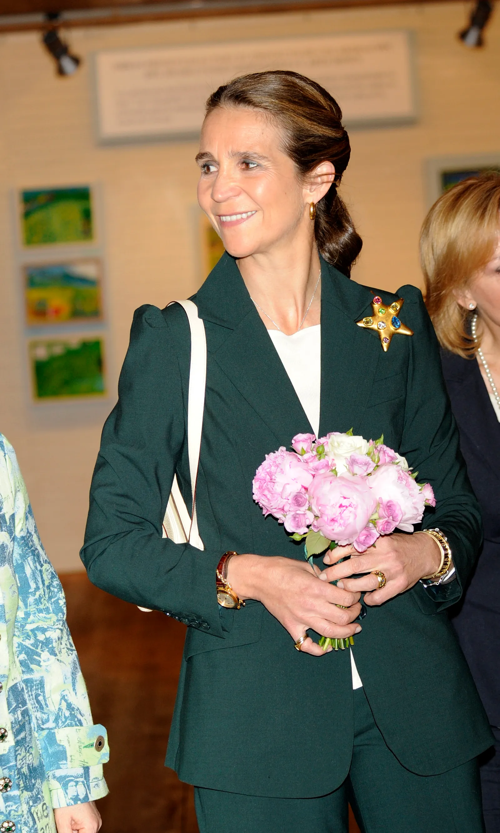 L'image peut contenir l'infante Elena, duchesse de Lugo, composition florale, bouquet de fleurs, blazer et vêtements.