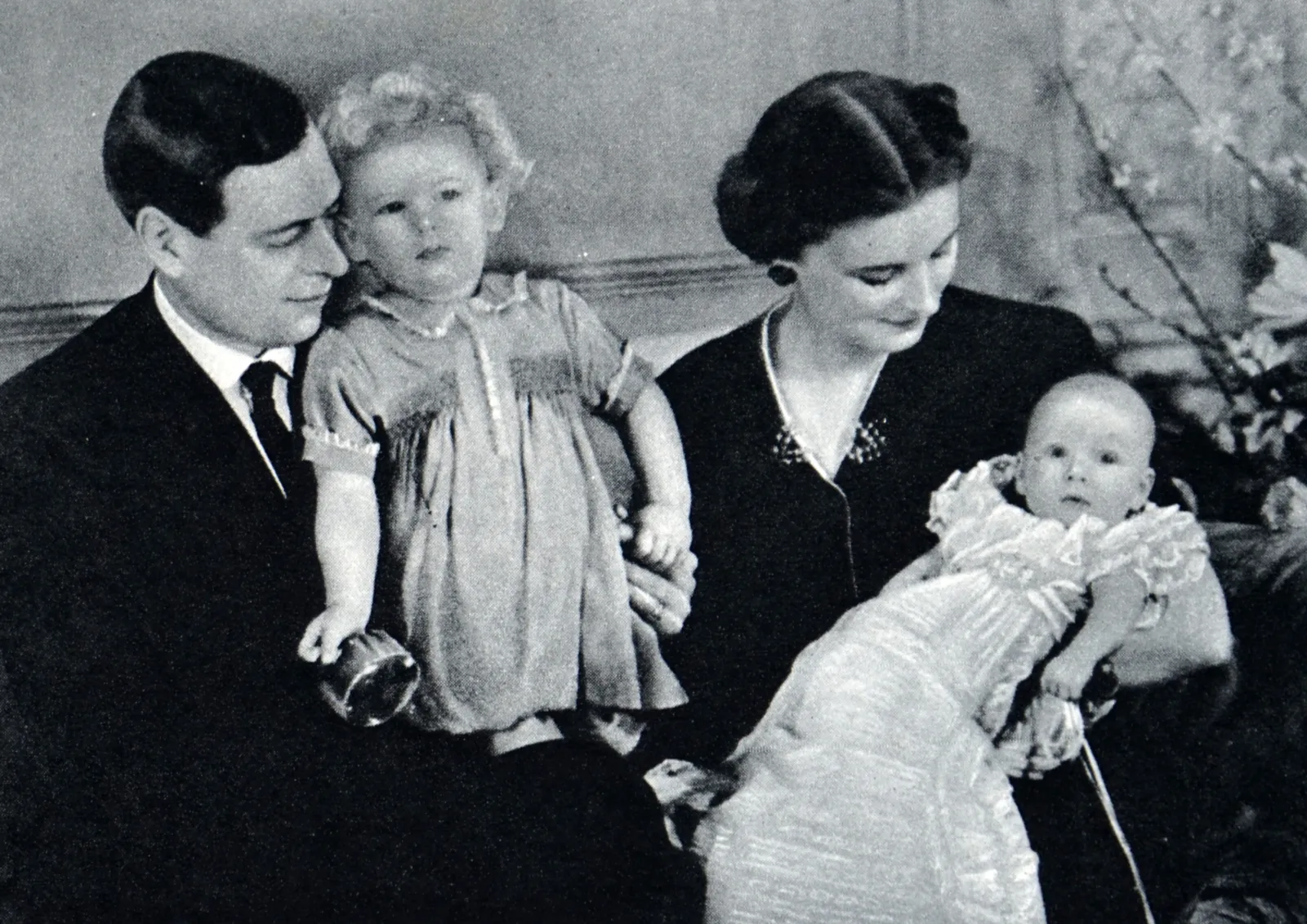 L'image peut contenir Diana Wynyard Visage Tête Personne Photographie Portrait Bébé Adulte Mariage Blouse et vêtements