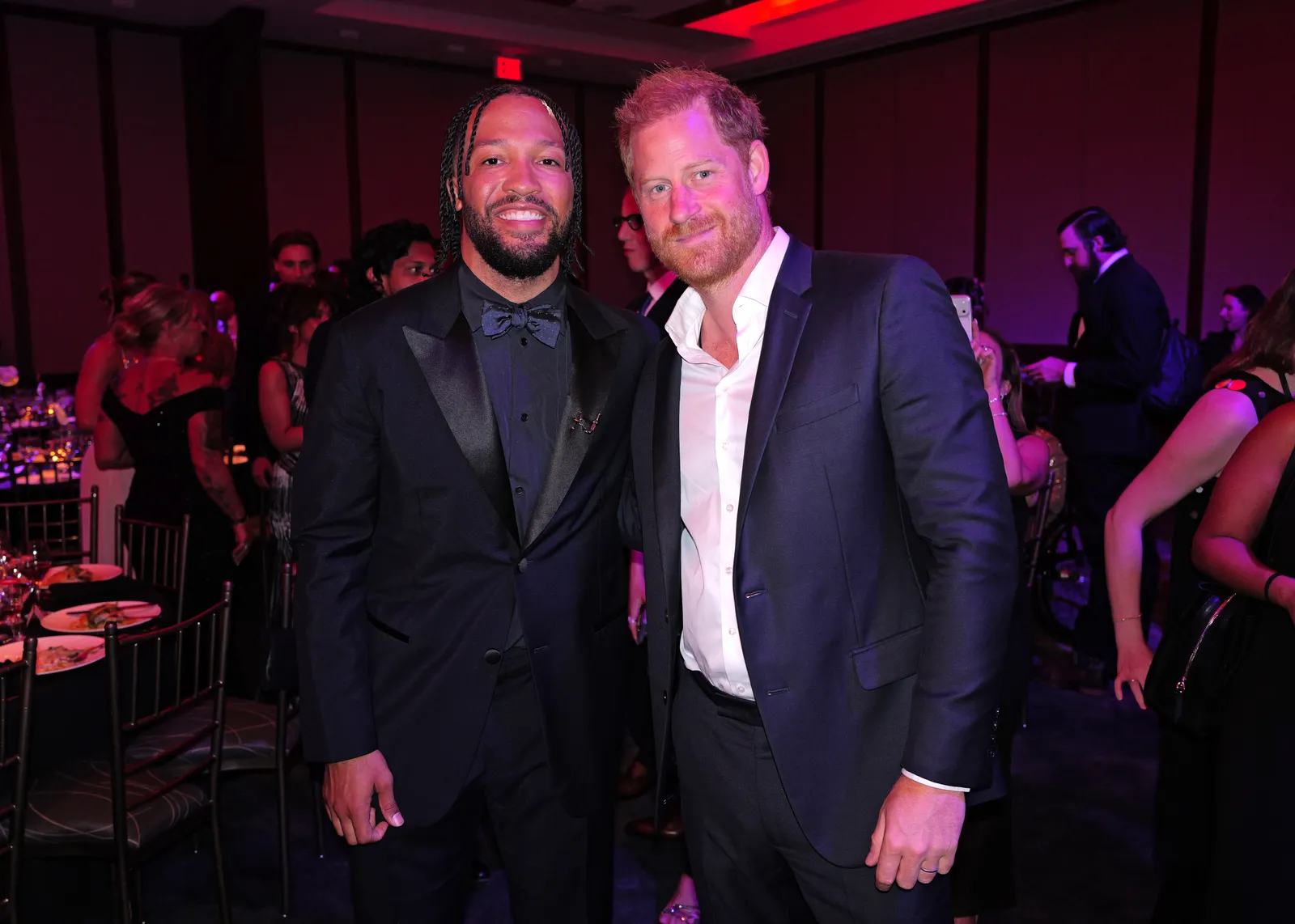 L'image contient peut-être le prince Harry, duc de Sussex, Andy Mineo Menhaj Huda, blazer, vêtements, veste et mode.