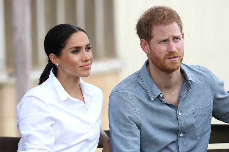 L’image contient peut-être : Meghan, duchesse de Sussex, prince Harry, duc de Sussex, adulte, personne, tête, visage et conversation