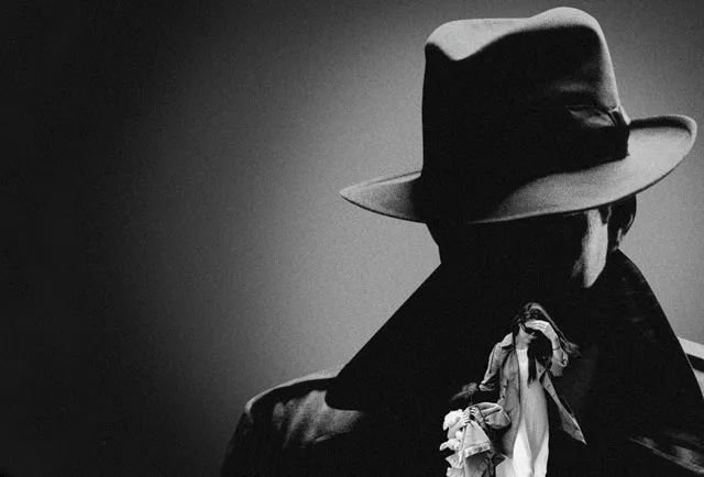 Cette image peut contenir des vêtements, des vêtements, un chapeau, un être humain, une personne, un chapeau de soleil et un chapeau de cowboy.