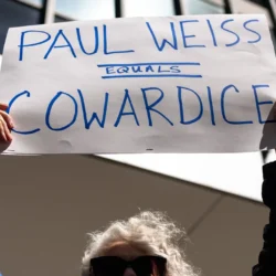 Un rapport du New York Times détaille le choc et les troubles au sein de Paul Weiss après la capitulation de Trump