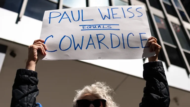 Un rapport du New York Times détaille le choc et les troubles au sein de Paul Weiss après la capitulation de Trump