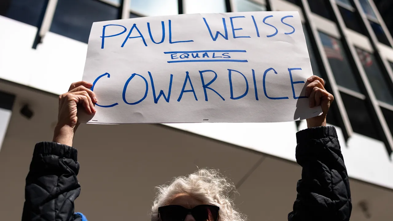 Un rapport du New York Times détaille le choc et les troubles au sein de Paul Weiss après la capitulation de Trump