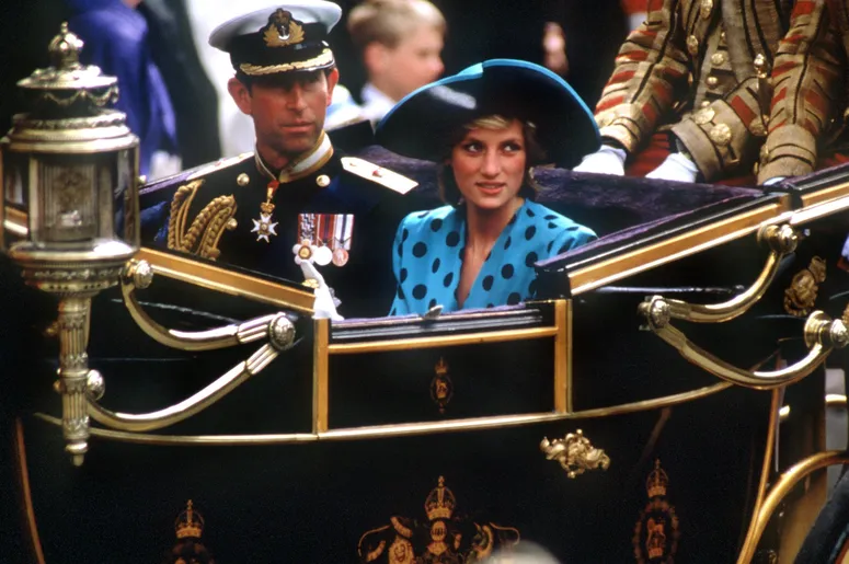 L’image contient peut-être : Charles, prince de Galles, Diana, princesse de Galles, personne, adulte, visage, tête, photographie et portrait