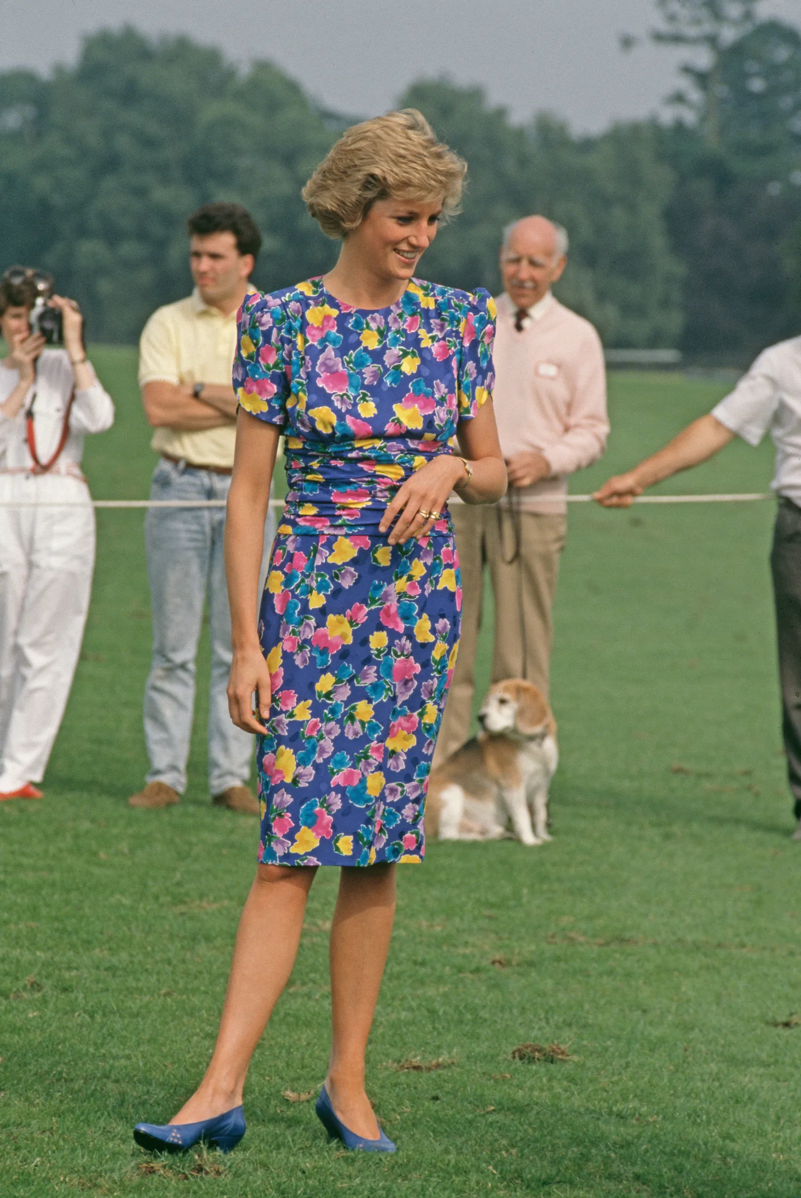 L'image peut contenir Diana, princesse de Galles, Raymond Cattell, personne, adulte, adolescent, vêtements, chaussures, chaussures, herbe et plante.