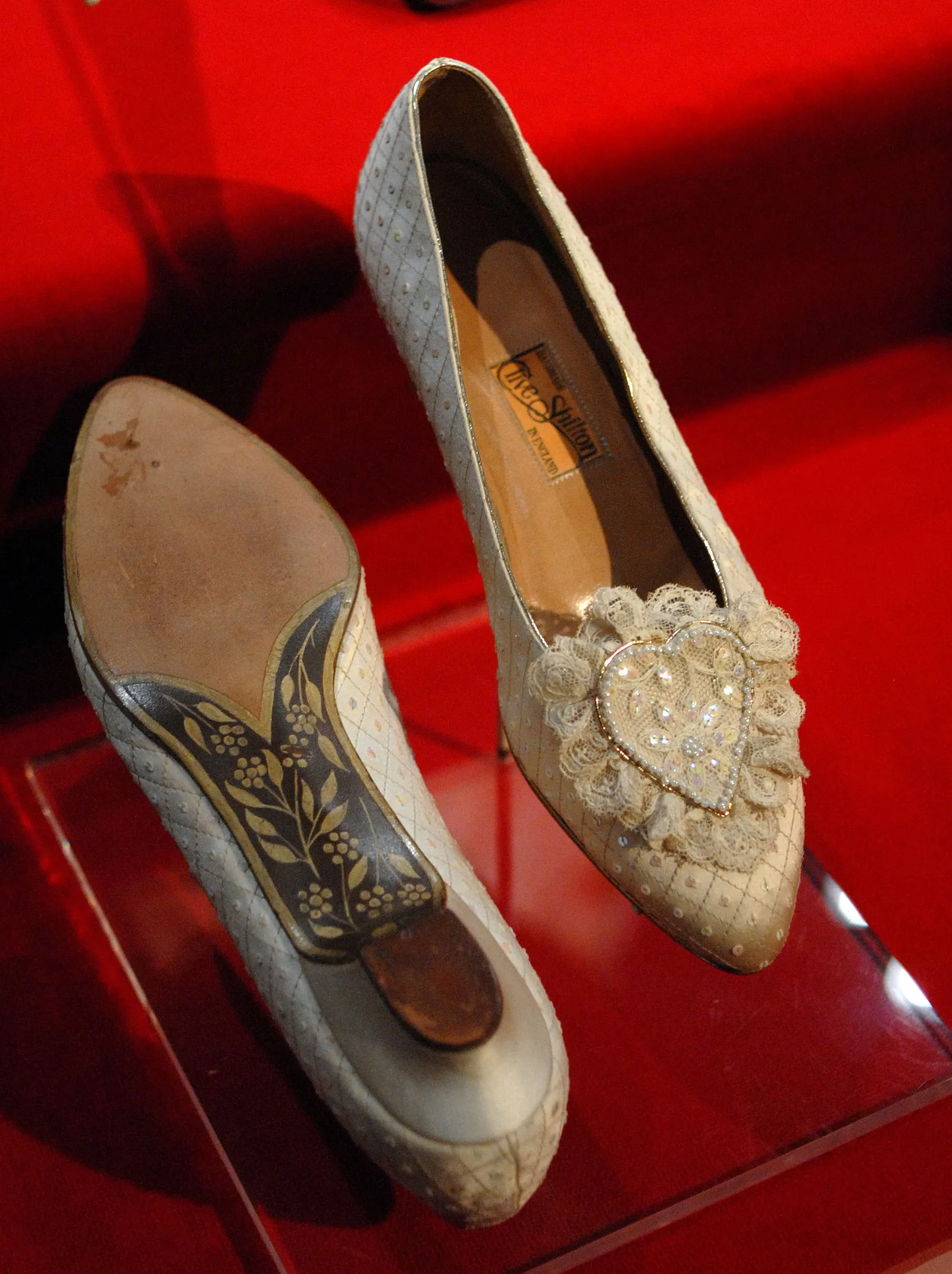 L'image peut contenir des vêtements, des chaussures, des chaussures, des baskets, des talons hauts et des sabots.