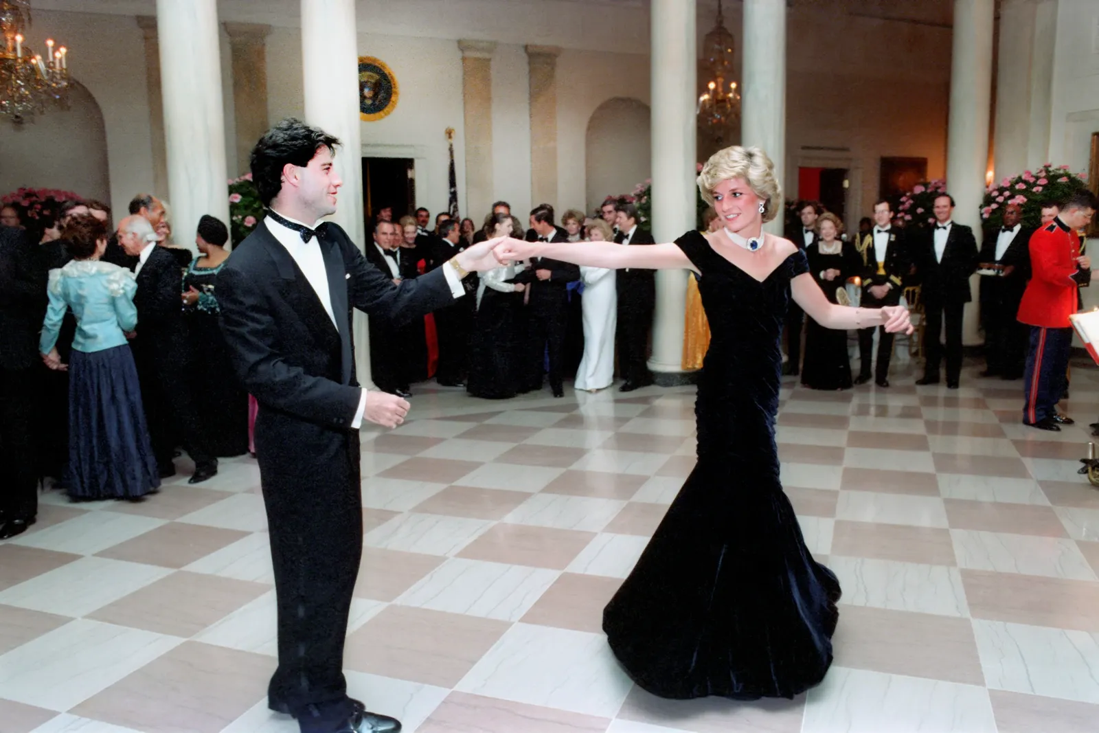 L'image peut contenir John Travolta Diana Princesse de Galles Rupert Hambro La Parka Vêtements Tenue de soirée Costume et robe