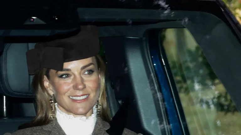 Kate Middleton éblouit au service religieux de Balmoral