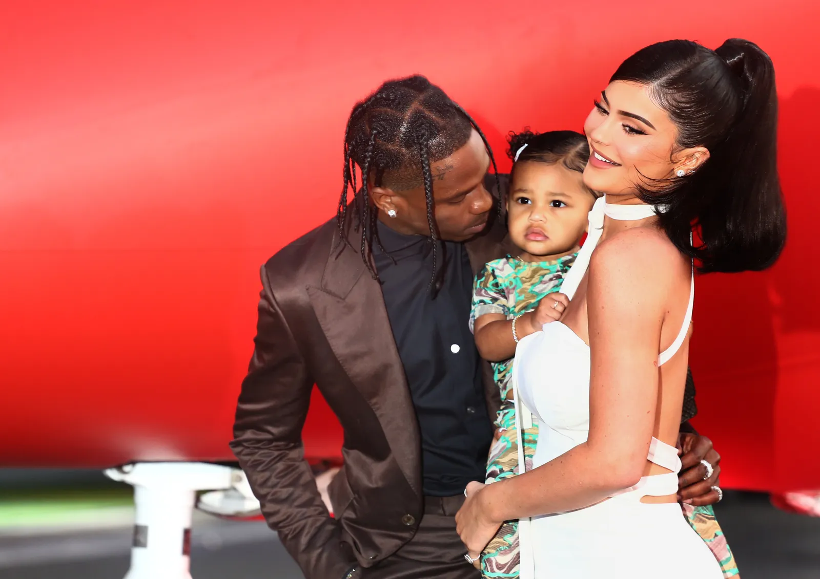 L'image peut contenir Travis Scott Kylie Jenner Personne Cheveux Bébé Visage Tête Adulte et Mariage