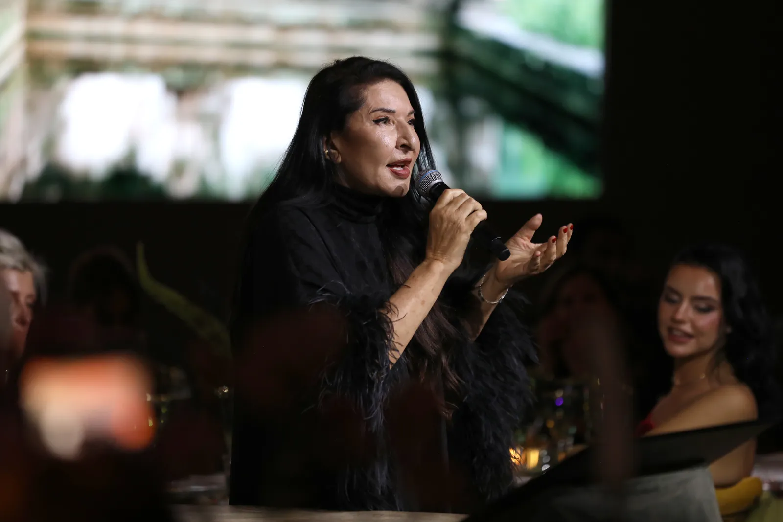 L'image contient peut-être Marina Abramovic Interprète Personne Performance solo Appareil électrique Microphone Adulte et personnes