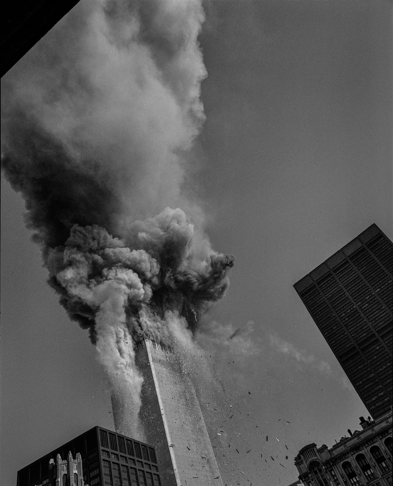 L'image peut contenir de la pollution, de la fumée, une architecture et un bâtiment