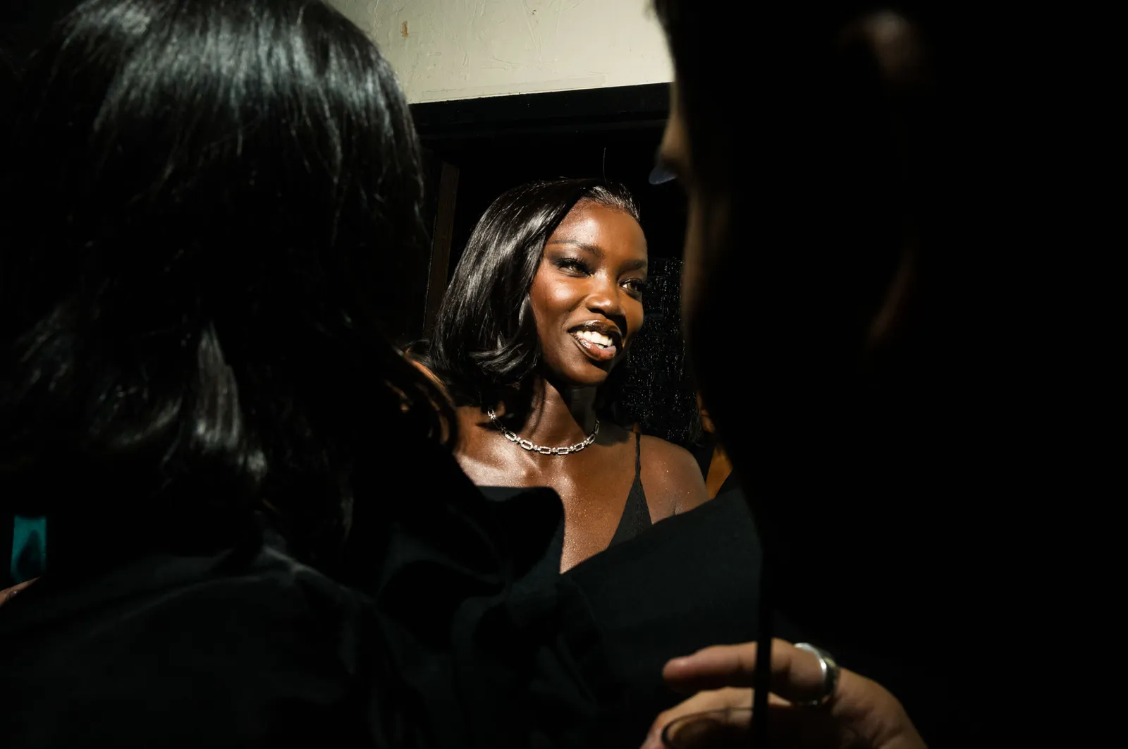 L'image peut contenir Heather Headley Tête Personne Visage Joyeux Sourire Adulte Rire Accessoires Bijoux et Collier