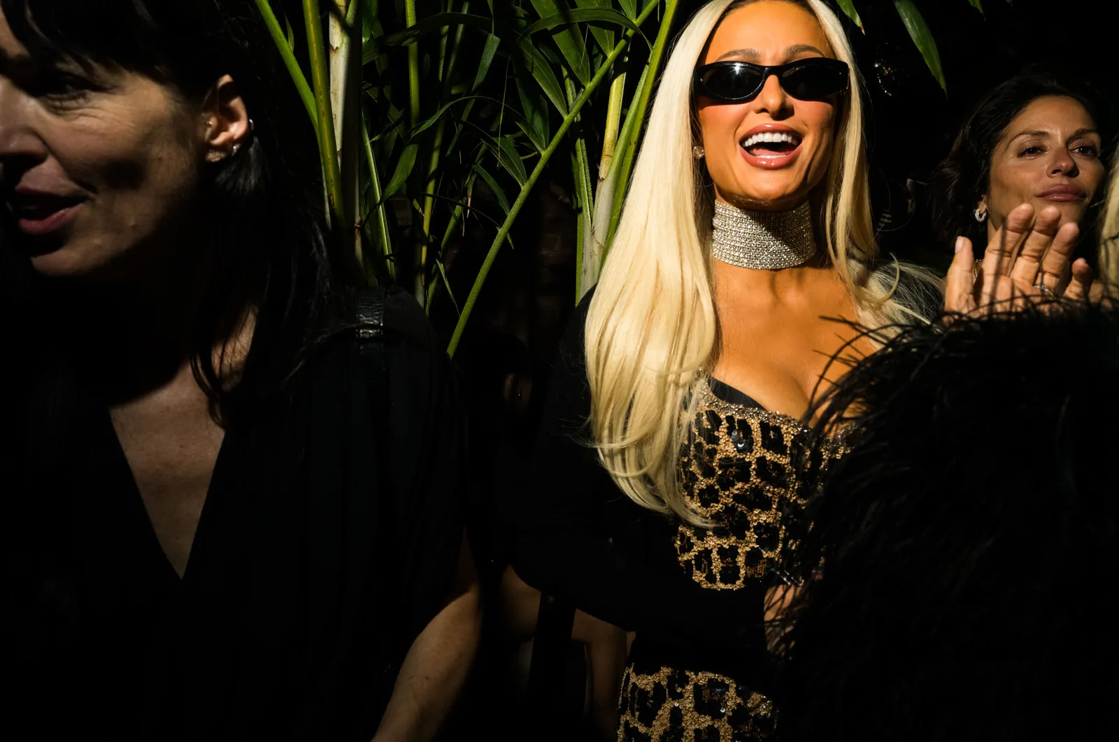 L'image peut contenir Paris Hilton Accessoires Lunettes de soleil Cheveux blonds Personne Visage Tête Photographie Portrait et Heureux