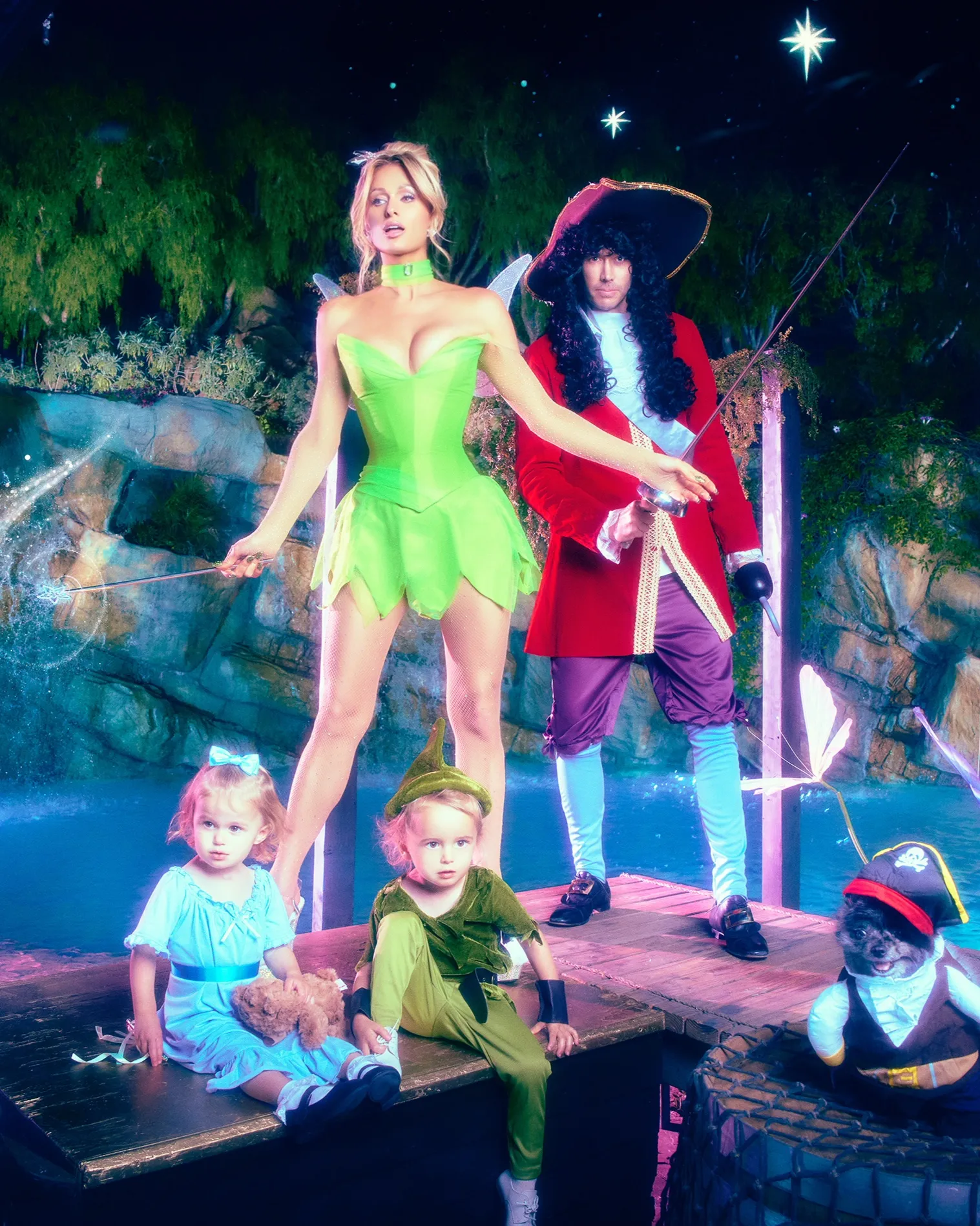 L'image peut contenir Paris Hilton Vêtements Costume Personne Visage Tête Photographie Portrait Adulte Enfant et Épée