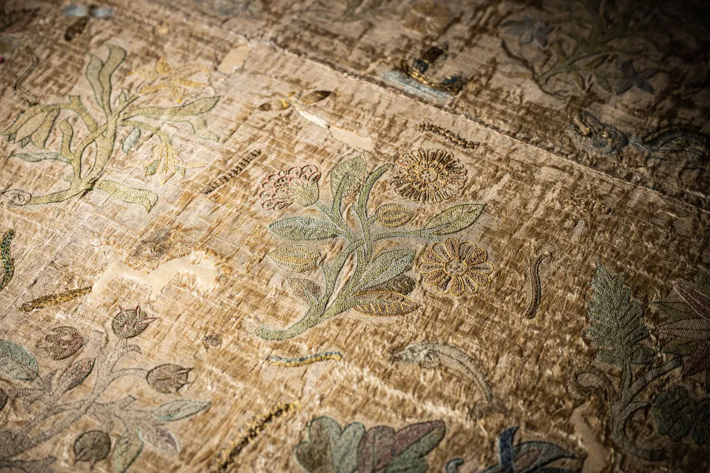 L'image peut contenir un tapis et un motif de décoration intérieure.