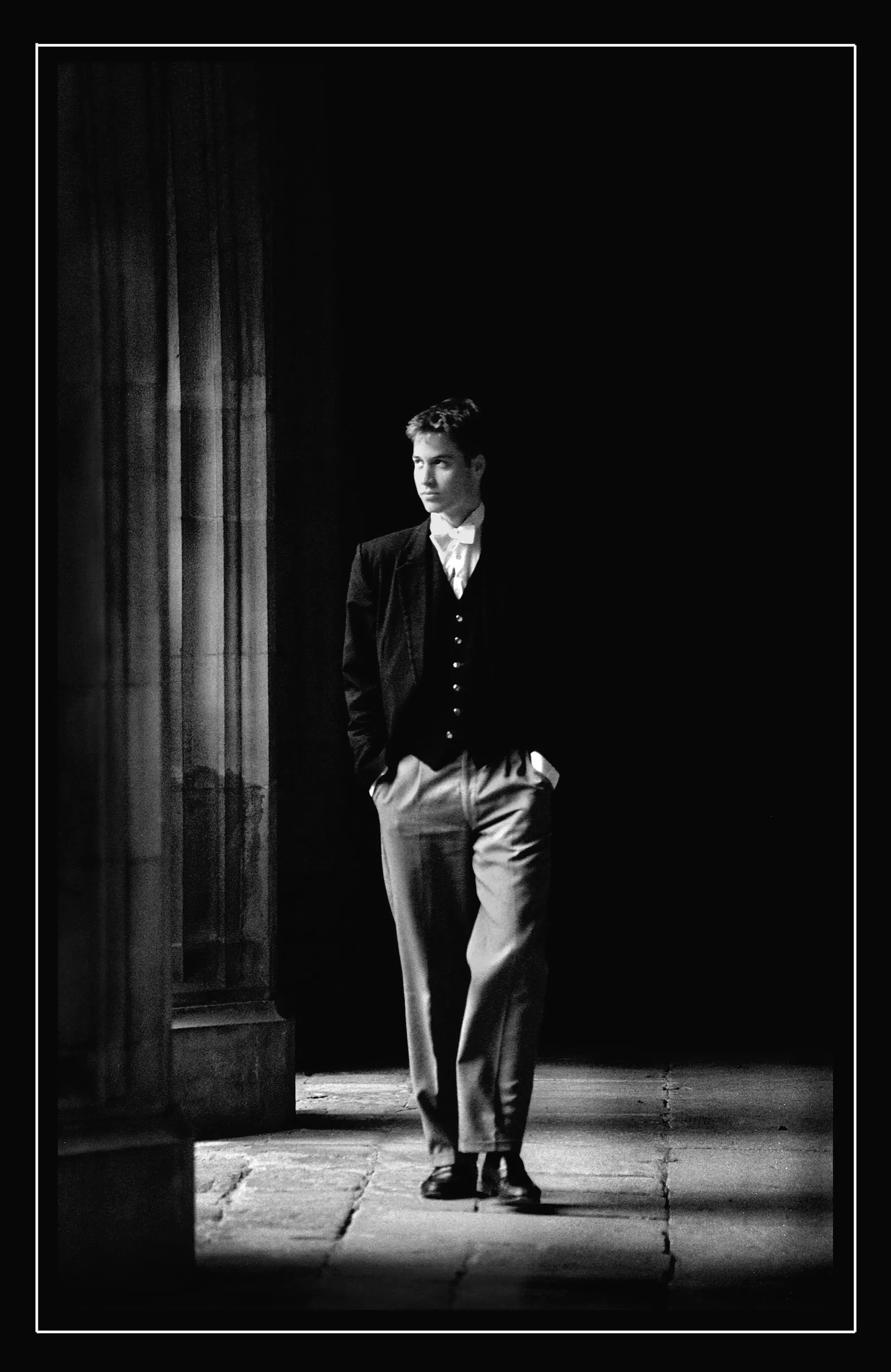 L'image peut contenir des vêtements du prince William, duc de Cambridge, vêtements de cérémonie, manteau, veste, manches longues et manches longues.