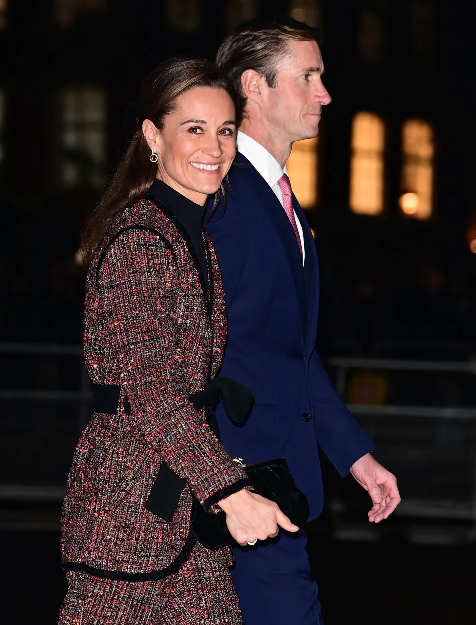 Pippa Middleton et son mari James Matthews marchent côte à côte la nuit en route vers un service de Noël. Middleton....