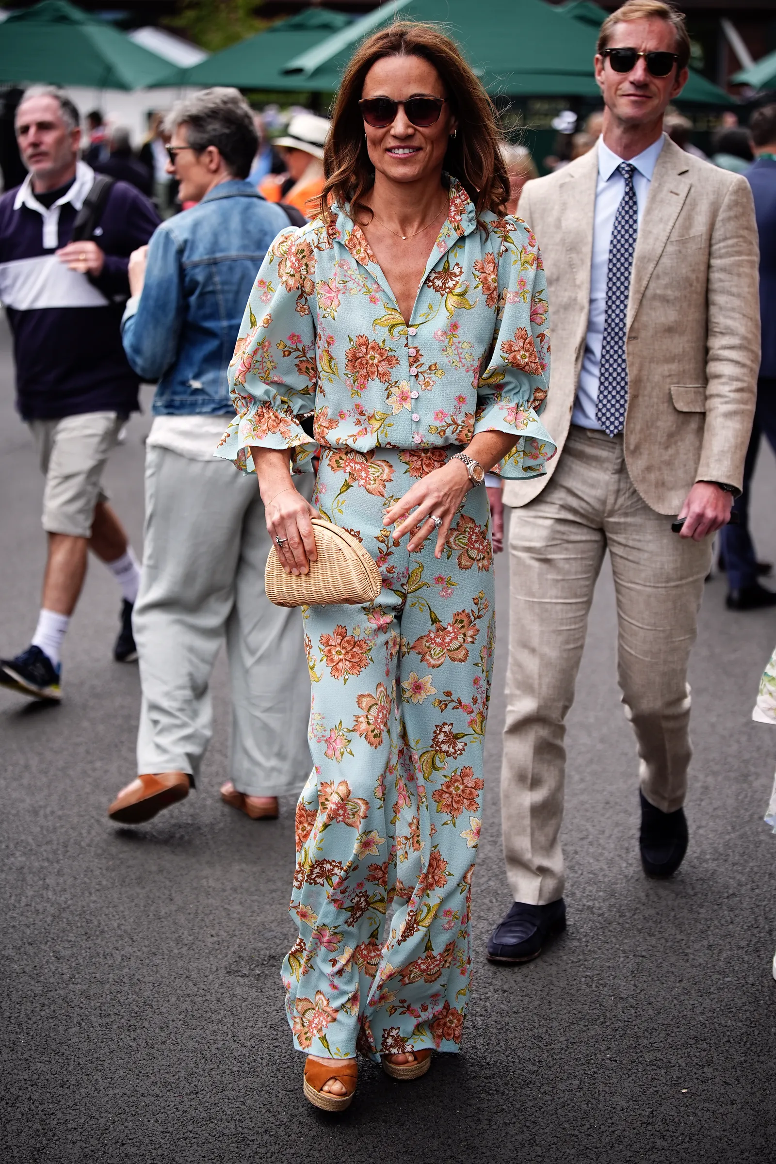 L'image peut contenir Pippa Middleton Kraig Urbik Personne Vêtements Tenue de soirée Costume Accessoires et lunettes pour adultes