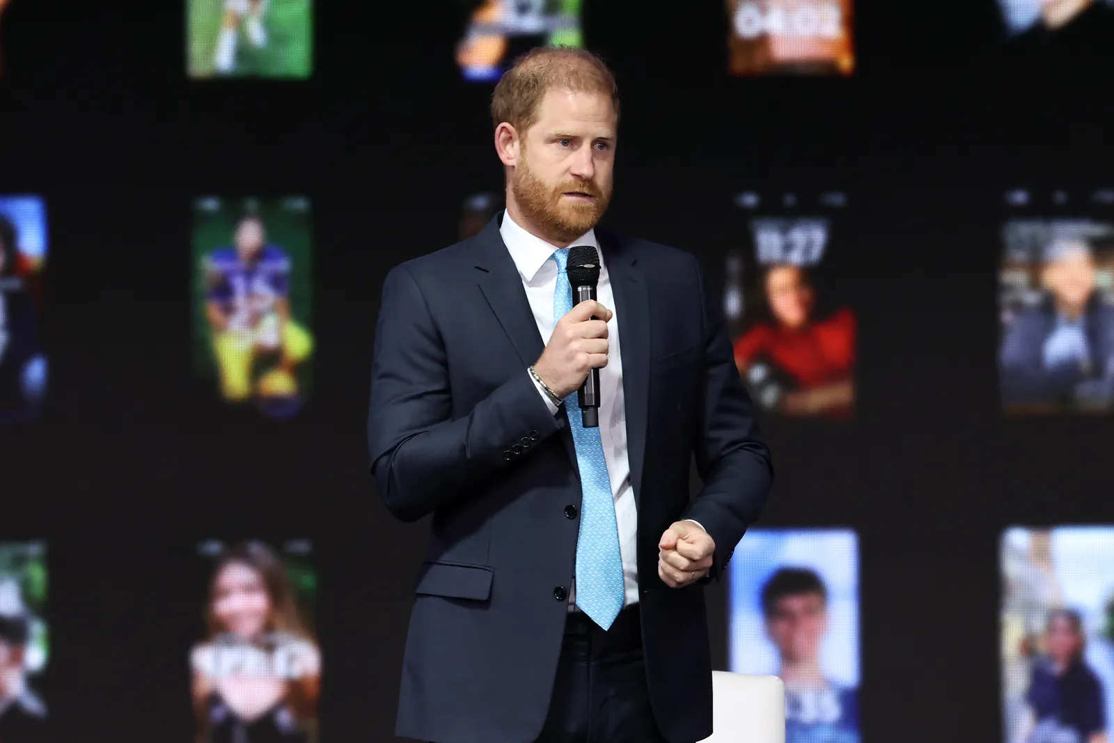 L'image contient peut-être le prince Harry, duc de Sussex, personnes, personne, appareil électrique, microphone, foule et accessoires