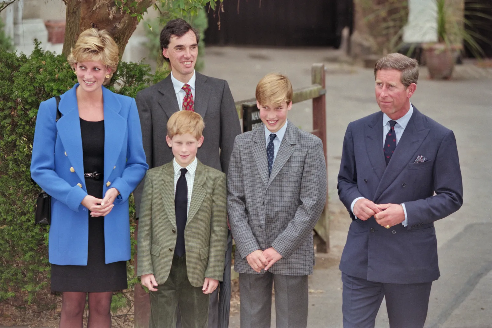 L'image contient peut-être le prince William, duc de Cambridge, le prince Harry, duc de Sussex, blazer, vêtements, manteau et veste.